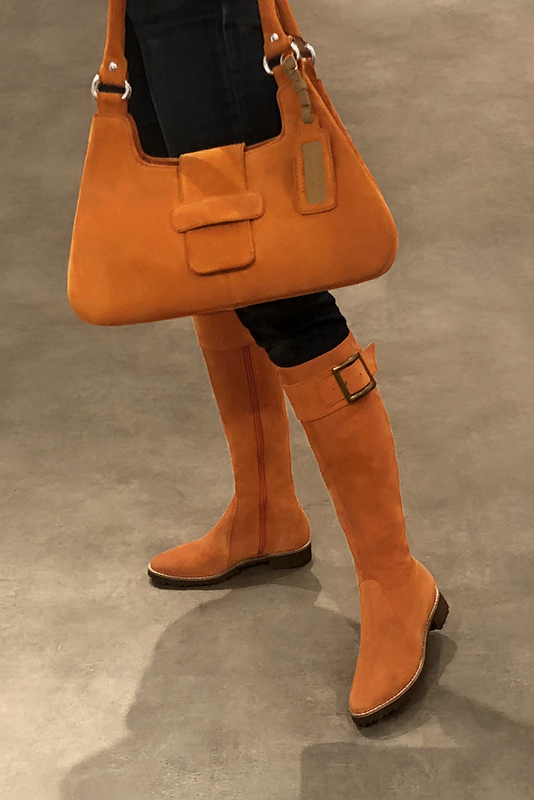Apricot orange matching hnee-high boots, bag and belt. Worn view - Florence KOOIJMAN